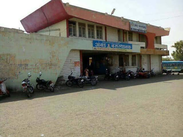 अंबड ST बस स्थानकावर तरुणावर मारहाणीचा प्रकार — जिवे मारण्याच्या धमक्या देत सार्वजनिक ठिकाणी गोंधळ