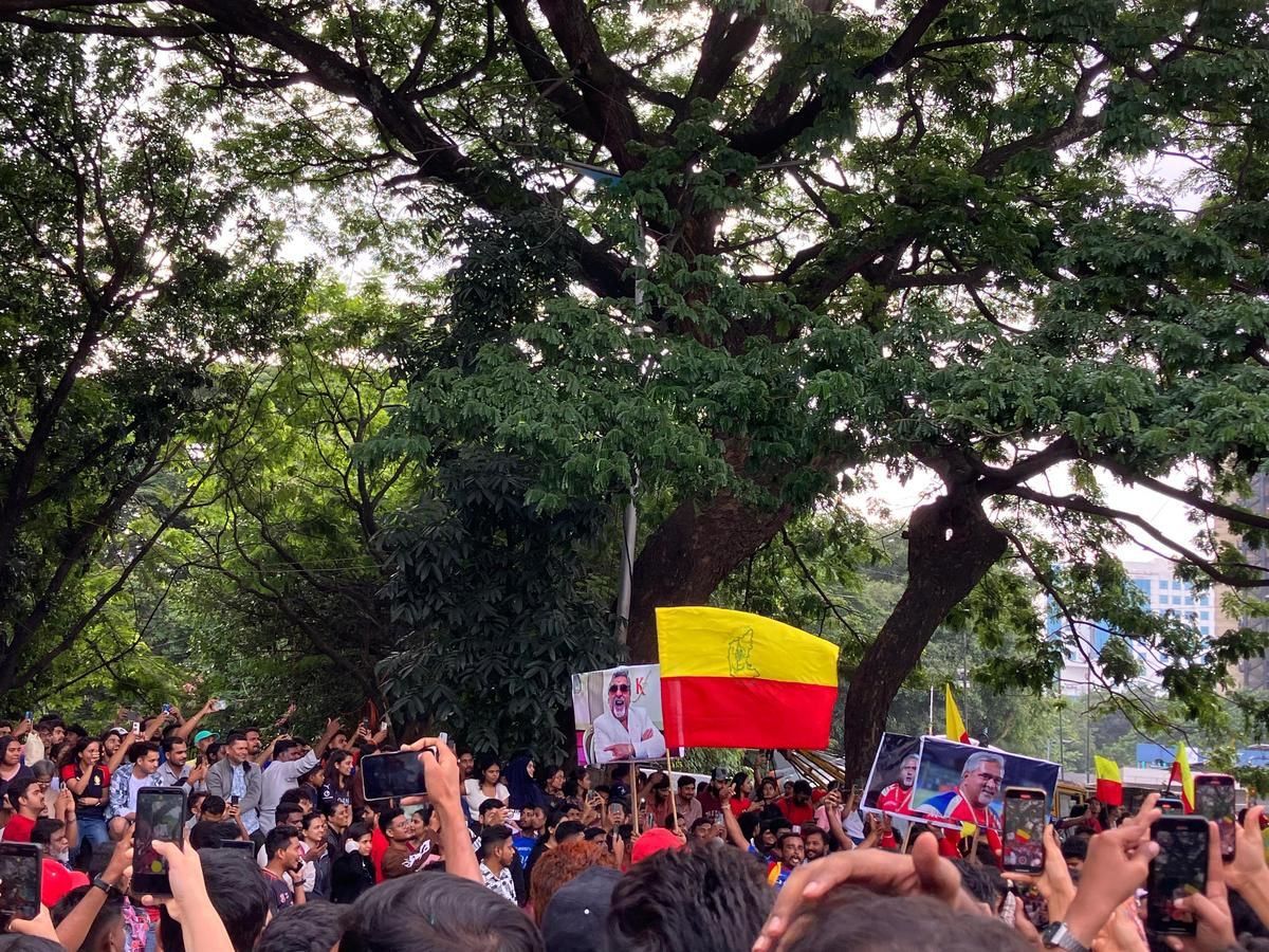 आरसीबीच्या विजयोत्सवात काळी छाया; चिन्नास्वामी स्टेडियमबाहेर चेंगराचेंगरीत 10 मृत्यू, अनेक जखमी