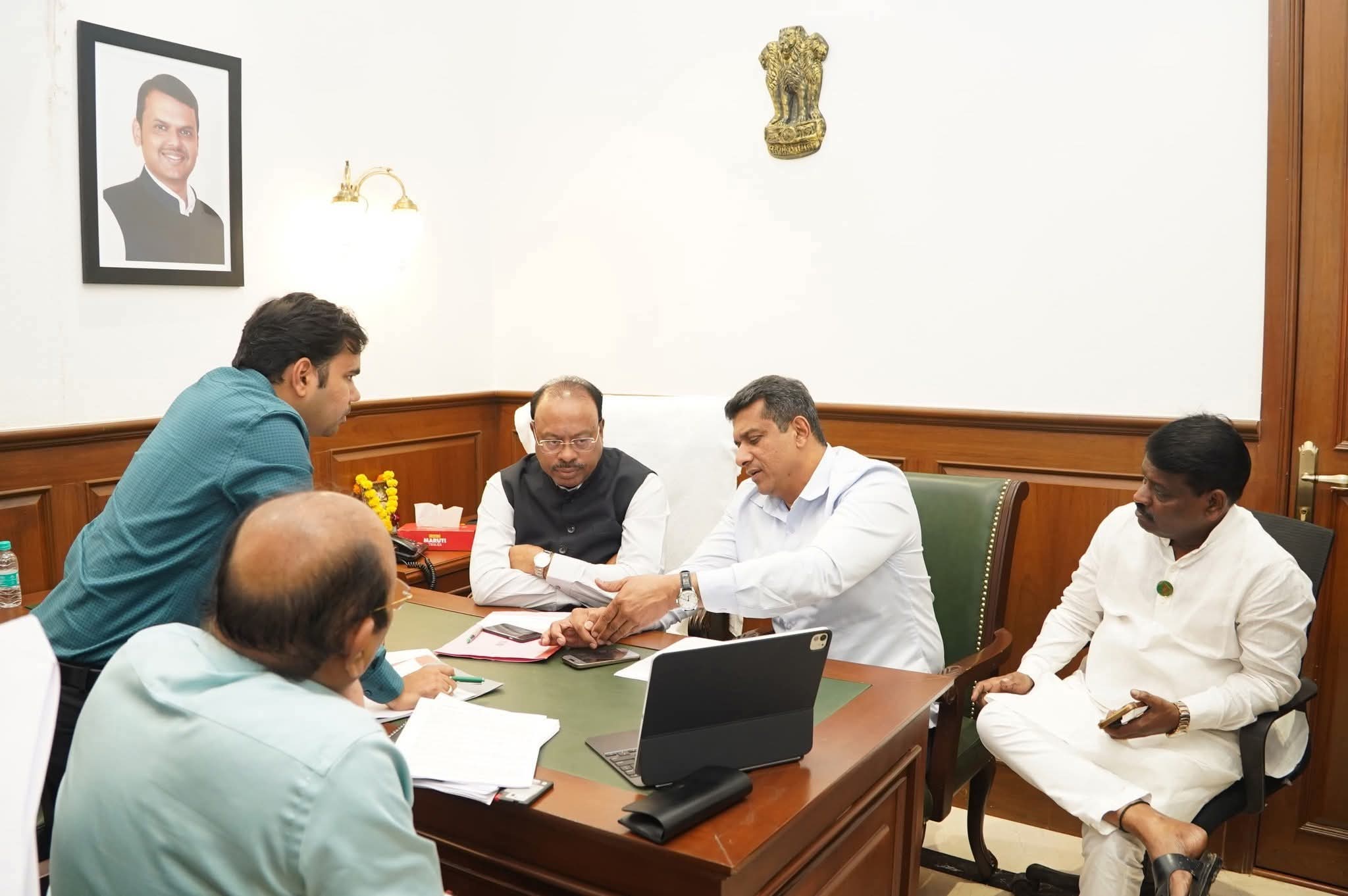 अंबोजवाडीतील स्मशानभूमी व दफनभूमी विकासाचा मुद्दा ऐरणीवर; आमदार अस्लम शेखांचा महसूल मंत्र्यांसमवेत ठाम पवित्रा