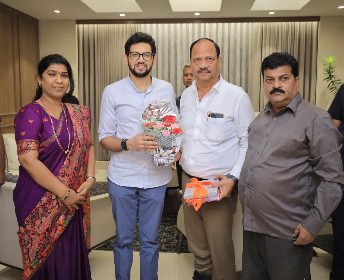 अंधेरी पश्चिमेत “आरती संग्रह” चे प्रकाशन – आदित्य ठाकरे यांच्या हस्ते लोकार्पण, शरद जाधव यांचा उपक्रम : गणेश भक्तांसाठी आरती संग्रह व पूजेचे साहित्य वाटप