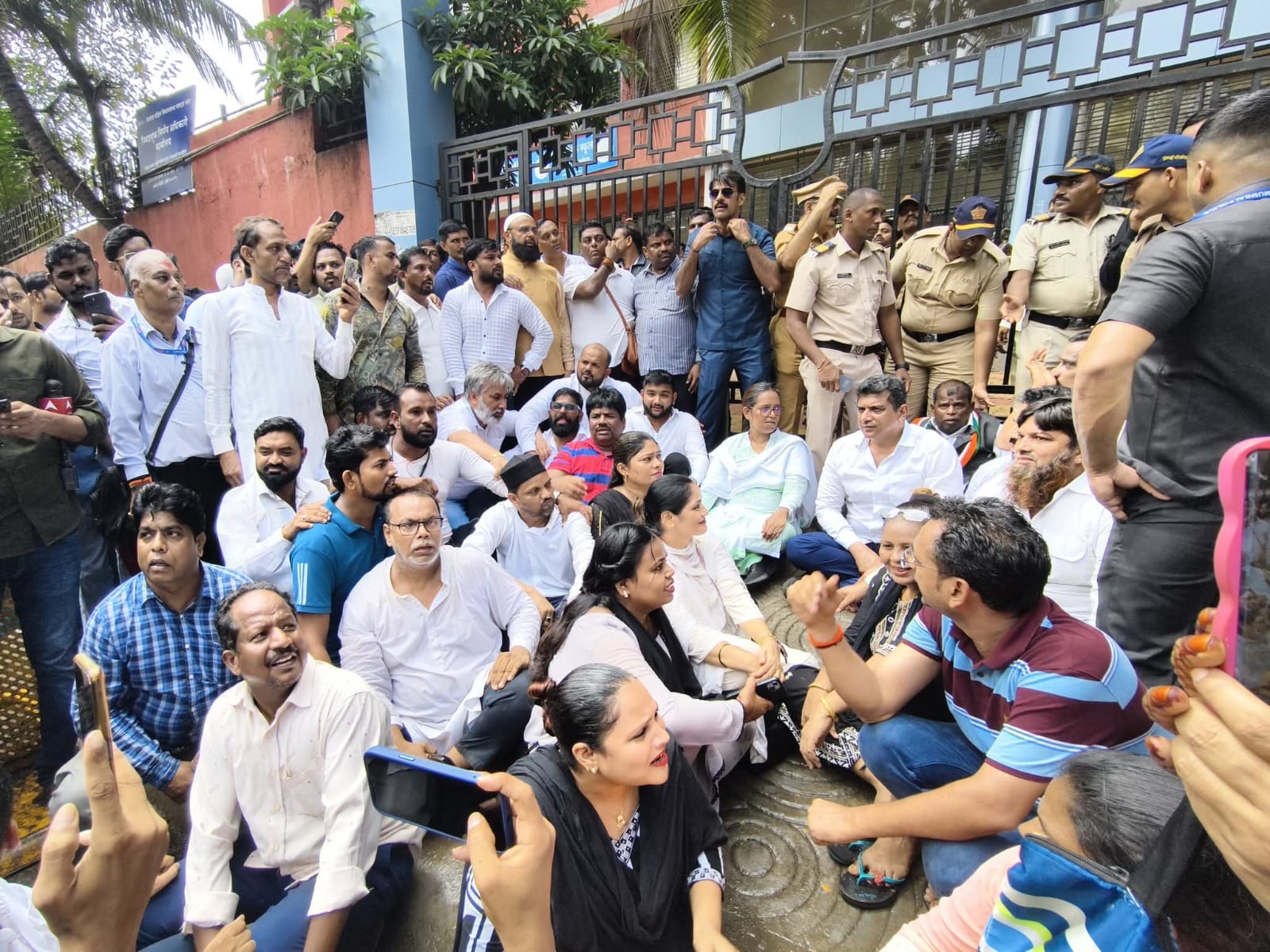 शाळेच्या खासगीकरणाविरोधात काँग्रेस आक्रमक…