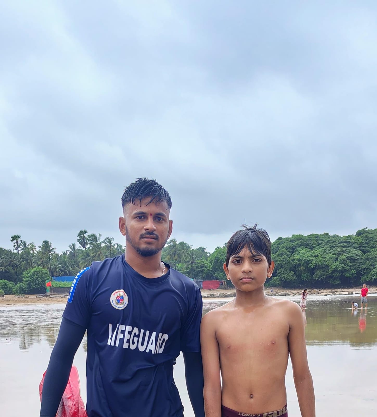 अक्सा बीचवर अल्पवयीन मुलाचा जीव जीवरक्षकाने वाचवला