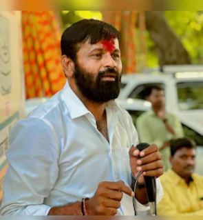 गेवराईत हाकेंच्या गाडीवर दगडफेक