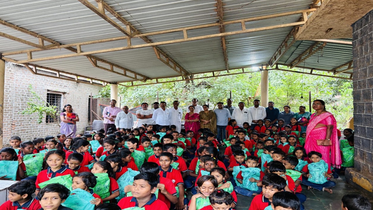 १७८ विद्यार्थ्यांच्या चेहऱ्यावर उमललं हसू! मोफत शालेय साहित्याचं वाटप, चिमुकल्यांच्या शिक्षणासाठी महत्त्वाचा हात