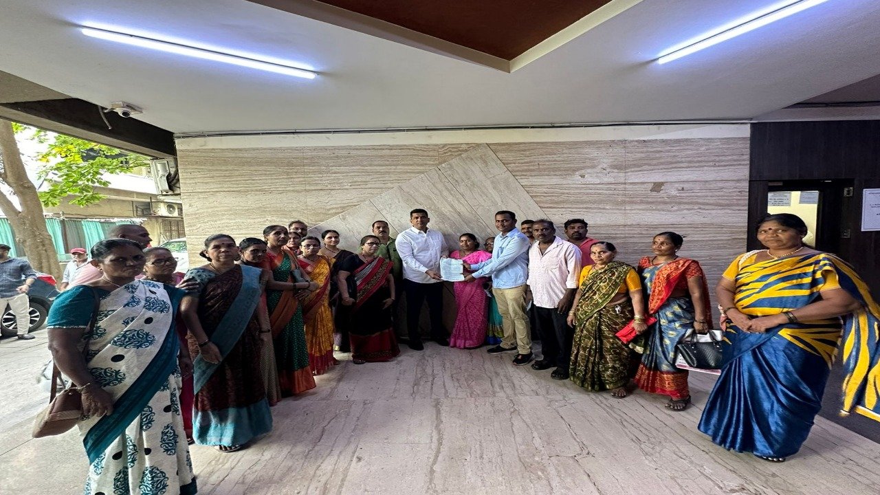 मालाड गृहनिर्माण घोटाळा!६० कष्टकरी महिलांची २.४० कोटींची फसवणूक; आरोपींच्या मालमत्ता जप्तीचे आदेश, पीडित महिलांकडून कायदेशीर लढ्याबद्दल ॲड.सुभाष पगारे ,ॲड. विक्रम कपूर  संपादक अमोल भालेराव यांचे आभार